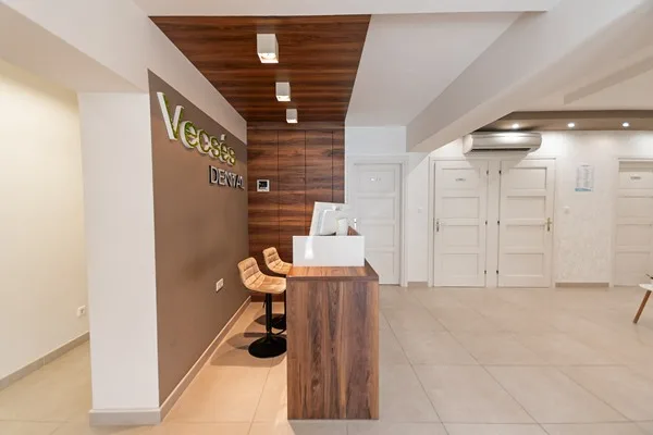 A rendelő bejárata és a fa burkolatú recepciópult